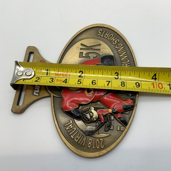 Disney runDisney The Incredibles 2018 Virtual Running Shorts 5K Gold Tone Medal - Picture 12 of 13